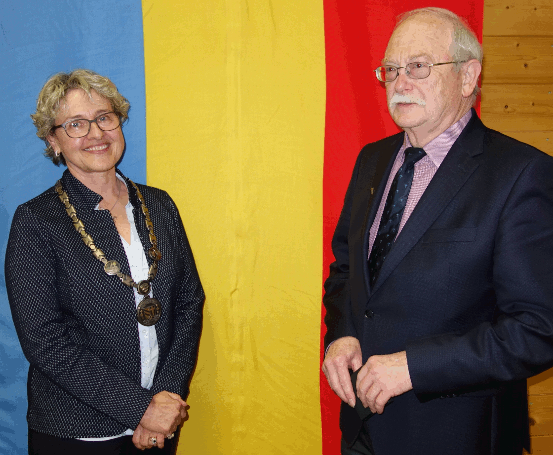 Hammerschick gratuliert Muehlbauer zum Altbuergermeister 6